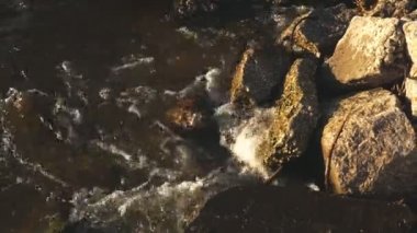 Dalgalar kayaların üzerinde kırma