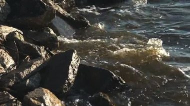 Dalgalar kayaların üzerinde kırma