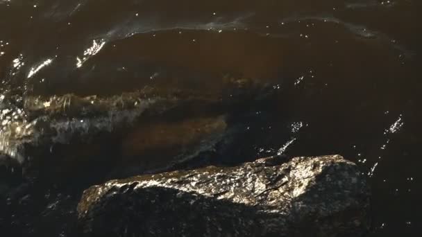 Розбиття хвиль на скелях — стокове відео