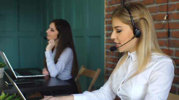女性顧客サービス労働者は、コール センターの笑みを浮かべてオペレーター — ストック動画