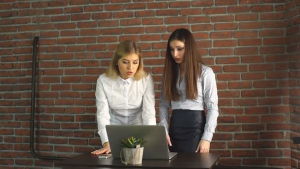 若い女性 2 人が勝利を喜ぶ — ストック動画