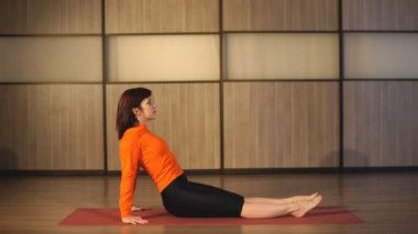 bir kadın germek için egzersizler gerçekleştirir