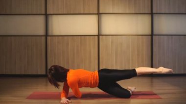 fitness, spor, eğitim ve insan kavramı - gülümseyen kadın spor salonunda mat karın egzersizleri yapıyor