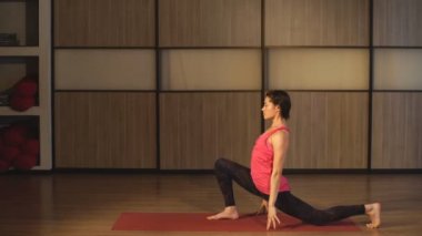 Geleneksel yoga pozisyonunda bir kadın.