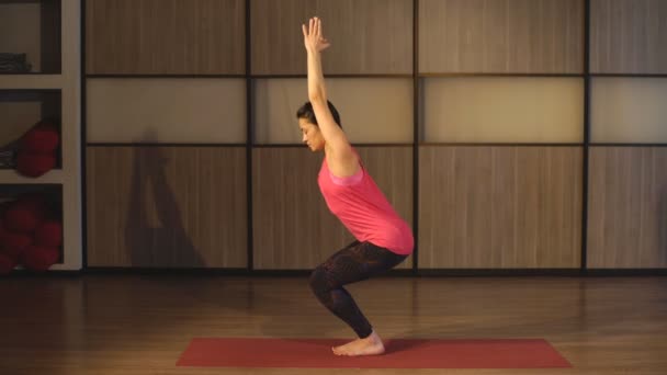 Mujer en una pose de yoga tradicional — Vídeo de stock