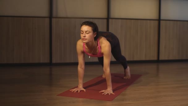 Mujer haciendo ejercicios de yoga — Vídeo de stock