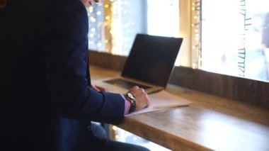 genç bir işadamı bir kafede oturur ve sözleşme çalışmaları