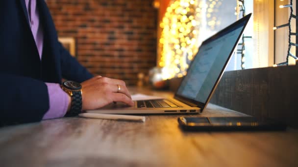 Een jonge zakenman zit in een café en studies van het contract — Stockvideo