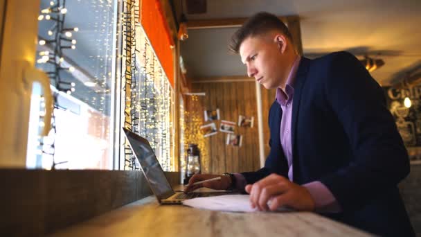 Zakenman werkt, zakenman in café, zakenman kijken naar documenten — Stockvideo