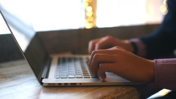 Fiatal szakmai üzletember modern laptop, Közelkép a férfi kezét, írja a notebook számítógép segítségével — Stock videók