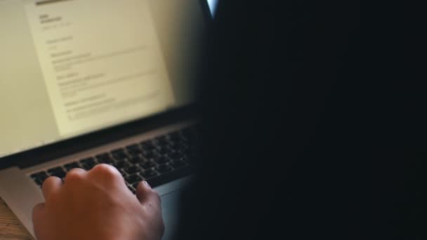 Jovem empresário profissional usando laptop moderno, Close-up de mãos masculinas digitando no computador notebook — Vídeo de Stock