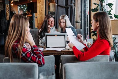dört arkadaş bakmak telefon ve gülmek