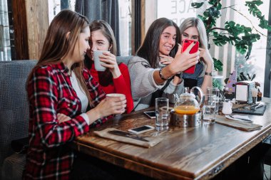 kafede konuşurken zevk dört arkadaşlar