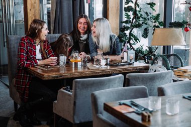 bir kafede konuşuyor ve having fun şirket arkadaşlar