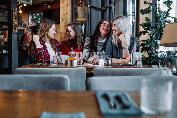 Mejores amigos chicas juntos divertirse, posando emocional estilo de vida concepto de la gente . —  Fotos de Stock