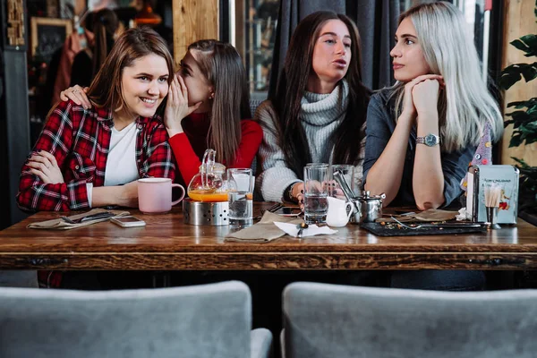 Concept de communication et d'amitié - souriantes jeunes femmes avec des tasses à café au café — Photo