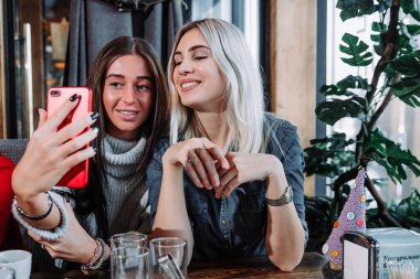 iki güzel kız selfie bir kafede yapıyor ve gülümseyen