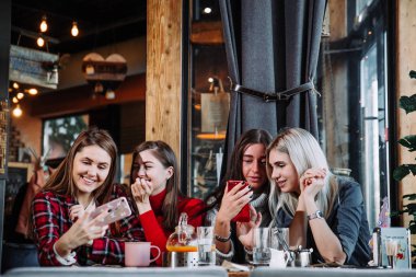 Dört güzel genç kadın selfie bir kafede yapıyor en iyi arkadaşlar kızlar birlikte eğleniyor