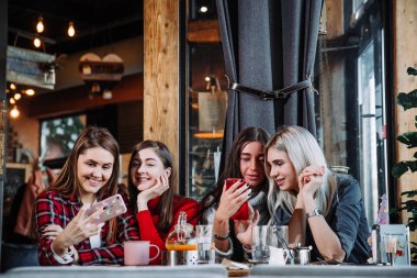 Dört güzel genç kadın selfie bir kafede yapıyor en iyi arkadaşlar kızlar birlikte eğleniyor