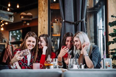 Dört güzel genç kadın selfie bir kafede yapıyor en iyi arkadaşlar kızlar birlikte eğleniyor