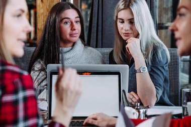 bir kafede otururken belgeleri tartışırken şirket işkadını