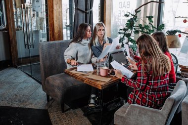 dizüstü bilgisayarda çalışan dört modern iş adamları.