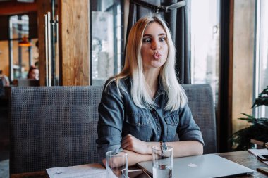 güzel sarışın kız kamerada yapması