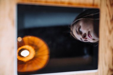 Kız gülümsüyor, yansıma Tablet