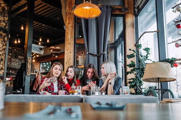 Quatre belles jeunes femmes faisant du selfie dans un café, meilleures amies filles ensemble s'amuser — Photo