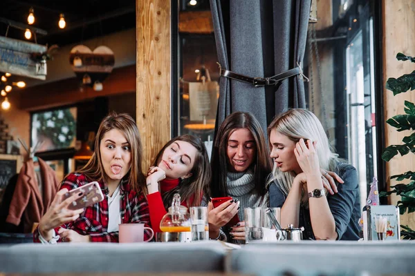 Quatre belles jeunes femmes faisant du selfie dans un café, meilleures amies filles ensemble s'amuser — Photo