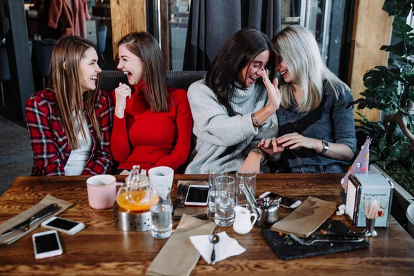 Quatre amis dans le café regarder la caméra et rire — Photo