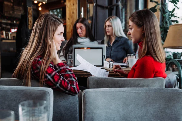Deux jeunes femmes d'affaires discutent du travail dans un café — Photo