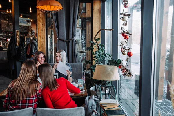Groupe de gens d'affaires heureux analysant des graphiques d'affaires dans un café . — Photo