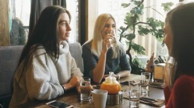 bir kafede konuşuyor ve having fun şirket arkadaşlar