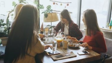 dört arkadaş bakmak telefon ve gülmek