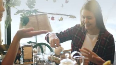 güzel genç esmer kahve süt dökülen