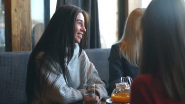 Kahvaltıda bir kafede oturan ve planları tartışırken şirket arkadaşlar