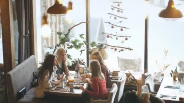 dört arkadaş bir kafede kahvaltı ve iletişim