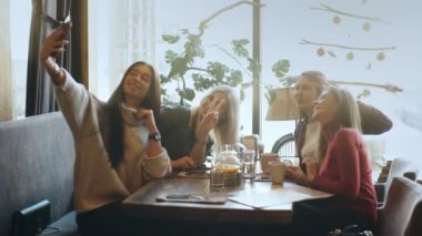 Selfie dört kadın bir kafede oturuyor
