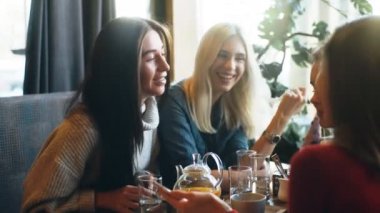 dört arkadaş bakmak telefon ve gülmek