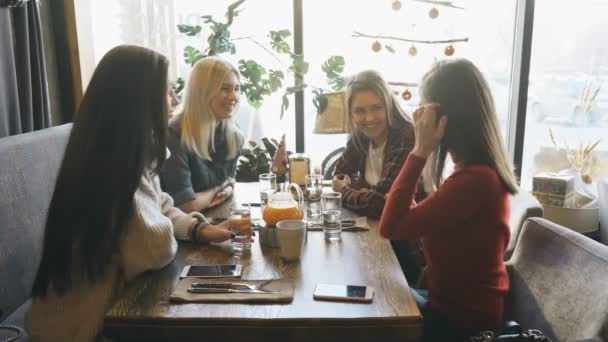 Four friends look at the phone and laugh — Stock Video