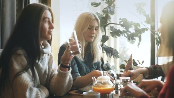 Bedrijf vrienden zitten in een cafe bij het ontbijt en bespreken plannen — Stockvideo