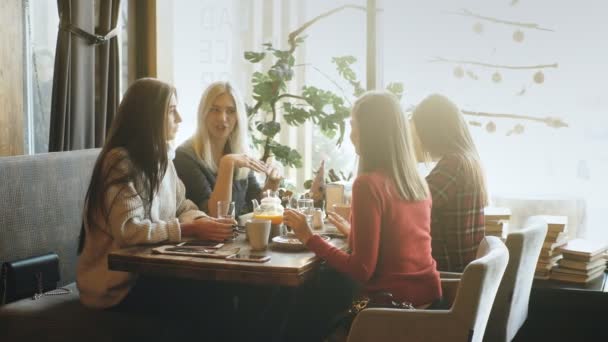 Przyjaciele spółka rozmawia w kawiarni i zabawy — Wideo stockowe