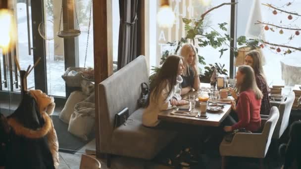 Vier aantrekkelijke vrouwen na de lunch en bespreken — Stockvideo