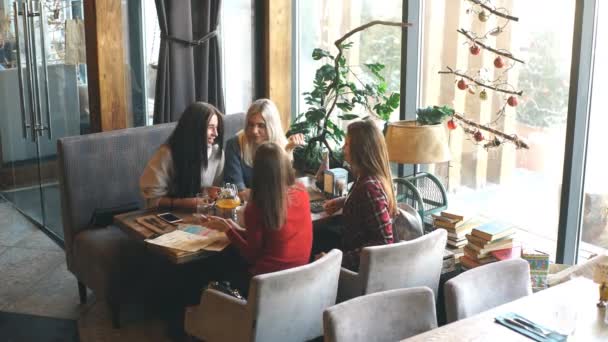 Reunión de grupo de amigas en el restaurante Café — Vídeo de stock