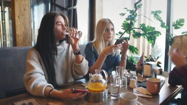 Fyra vänner skvallra på ett café — Stockvideo