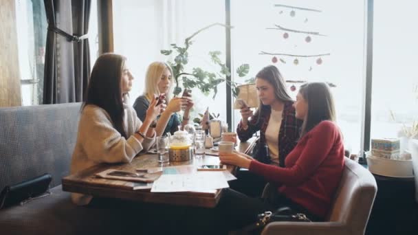 Klábosení o koktejl. čtyři atraktivní mladé ženy pití koktejlů v nákupní centrum a mají hovořit s jejich přítelem — Stock video