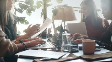 atmosfer, kadın meslektaşları kafede öğle yemeği sırasında çalışan çalışan