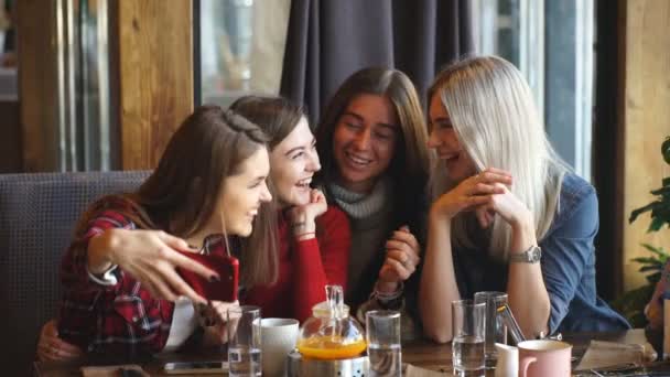 Четыре красивые молодые женщины делают селфи в кафе, лучшие друзья девушки вместе веселятся — стоковое видео