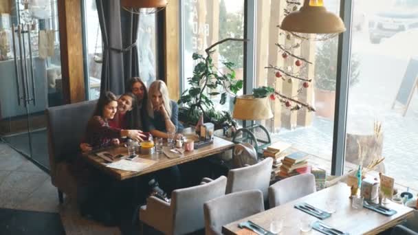 Selfie vier vrouwen zitten in een cafe — Stockvideo